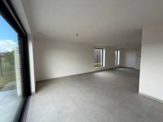 Deze mooie en ruime nieuwbouwwoning is rustig gelegen in Booischot en biedt alles voor comfortabel en hedendaags wonen. De woning beschikt over een ruime tuin met aangelegd terras, ideaal voor gezellige barbecues en tuinfeesten. <br /><br />Via de inkomhal heeft u toegang tot de inpandige garage, de leefruimte en de trap naar de eerste verdieping. De lichtrijke leefruimte sluit aan op de eetkamer en de volledig geïnstalleerde open keuken met eiland, voorzien van onder andere een vaatwasser, ingebouwde oven, koelkast en diepvriezer. Dankzij de grote schuiframen geniet u van veel natuurlijke lichtinval en heeft u rechtstreeks toegang tot de tuin. De praktische berging is zowel bereikbaar vanuit de garage als vanuit de keuken. Op het gelijkvloers bevindt zich eveneens een apart toilet met lavabo. Op de eerste verdieping vindt u de centrale nachthal met toegang tot vier slaapkamers en een ruime badkamer. Deze is uitgerust met een lavabo meubel met voldoende opbergruimte en een inloopdouche. <span>Ook op de eerste verdieping bevindt zich een apart toilet met lavabo.</span><br /><br />De inpandige garage zorgt voor extra comfort: u hoeft bij thuiskomst niet door weer en wind met uw boodschappen. Voor de woning is bovendien parkeergelegenheid voor één wagen. De woning is voorzien van een ventilatiesysteem, zonnepanelen, warmtepomp en vloerverwarming. <br /><br />Foto's werden genomen vóór de schilderwerken. <br />EPC in opmaak. Aangezien het om een nieuwbouwwoning gaat, wordt vermoedelijk een A-label verwacht.<br />Beschikbaar vanaf 15/10, datum is bespreekbaar.<br /><br />Interesse? Aarzel dan niet om contact met ons op te nemen via info@immosir.be voor meer informatie of een afspraak.