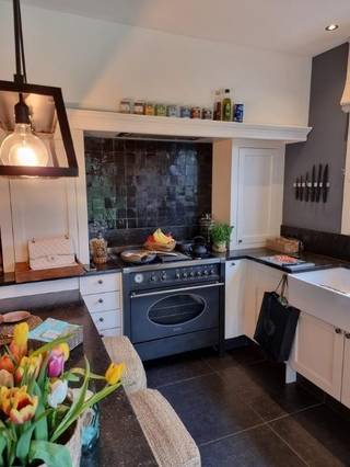 Zeer charmante hoekwoning op toplocatie op de grens van Knokke en Duinbergen, met zonnige tuin en garage!Op een unieke ligging tussen het bruisende...