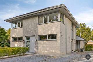 <div>
<div>
<div>
<div>
<div>
<div>
<p>Voor meer info van deze woning of een gratis waardebepaling van je eigen woning: 016 199 340 of jordi.broes@homixx.be.<br />Voor een volledige fotoreeks en de volledige tekst: www.homixx.be<br /><br />Deze prachtige imposante villa met zwembad bevindt zich op een ruim perceel van 1.285 m² in een rustige, groene omgeving.<br />De woning is gebouwd in 2004 en voorzien van een prachtig zwembad (2010) met warmtepomp (2022) en een poolhouse (2010).<br />De voorbije jaren werd deze zeer ruime woning zorgvuldig onderhouden en gerenoveerd. <br />Met een bewoonbare oppervlakte van +/- 219 m², 25 m² zolder en de poolhouse van een 22 m² biedt ze alle comfort voor een gezin dat ruimte, rust en energiezuinigheid weet te waarderen.</p>
<p>Binnenin verwelkomt de woning u met een ruime inkomhal en een lichtrijke leefruimte met grote raampartijen en een sfeervolle spekkachel/houtkachel, die warmte en gezelligheid biedt. <br />De volledig uitgeruste keuken van 2022 beschikt over moderne toestellen en een mooi keukeneiland en vormt het hart van de woning. <br />Daarnaast is er een praktijkruimte met aparte ingang die vroeger dienst deed als kinékabinet, maar ook ideaal is als kantoor of hobbyruimte. <br />Verder telt de woning vier slaapkamers, één badkamer met ligbad, inloopdouche, dubbele lavabo en maar liefst 4 wc's hetgeen voldoende plaats en praktisch comfort biedt voor het hele gezin.<br />De zolderruimte kan uitgebreid worden naar nog 1 extra slaapkamer.</p>
<p>De woning wordt verwarmd op stookolie via radiatoren, maar er is aardgas aanwezig in de straat, waardoor een eenvoudige overstap naar aardgas (of warmtepompen) mogelijk is.<br />Hierboven beschikt de woning over 18 zonnepanelen van 2023 met een vermogen van 6.000 Wp, waardoor u kunt genieten van een lager energieverbruik en een gunstig energiepeil. <br />Het EPC-label is een gunstige B met een score van slechts 196 kWh/m²/jaar. <br />De aluminium ramen zijn voorzien van HR-beglazing en zowel de zolder alsook het dak zijn beiden volledig geïsoleerd.<br />Een alarminstallatie geeft een gerust gemoed.</p>
<p>De royale tuin is een ware troef: een groene, onderhoudsvriendelijke oase met een zwembad, poolhouse, overdekt terras, douche en toilet, perfect om te ontspannen of gasten te ontvangen. <br />Op het perceel is er voldoende plaats om meerdere wagens te parkeren. <br />Verder beschikt de woning over een regenwaterput van 5.000 liter, een septische put, en alle nodige aansluitingen en vergunningen zijn in orde.</p>
<p>Deze woning is instapklaar, uitstekend onderhouden en combineert het beste van twee werelden: rustig wonen in het groen (achteraan agrarisch gebied) met moderne voorzieningen en energiezuinige technieken. <br />Een unieke kans voor wie op zoek is naar een kwaliteitsvolle woning met zwembad in een aangename en rustige omgeving.</p>
<p></p>
</div>
</div>
</div>
</div>
</div>
</div>