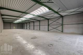 Uitstekend gelegen nieuwbouw <strong>KMO-unit van 675 m² te huur,</strong> op slechts 450 m van de op- en afrit 10 <strong>Beernem </strong>van de E40.<br /><br />De opslagruimte beschikt over een vrije hoogte van 6 m en is toegankelijk via een automatische sectionale poort met een aparte toegangsdeur. Daarnaast is de loods uitgerust met een lichtstraat met rookluik, de nodige elektriciteitsvoorzieningen en energiezuinige LED-verlichting.<br /><br />Op het terrein is ruime parkeer- en manoeuvreerruimte voorzien. Beschikbaar vanaf september 2026.<br />De ruimte is geschikt voor zowel <strong>opslag als uitvoeren activiteiten</strong>.<br />Tevens is het mogelijk om andere oppervlaktes te huren.<br /><br />Contacteer <strong>PANORAMA B2B</strong> voor bijkomende (technische) inlichtingen, plannen of een vrijblijvend plaatsbezoek via <strong>0479 01 70 70</strong>.