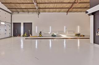Gerenoveerd bedrijfsgebouw met enerzijds werkplaats/garage/magazijn toegankelijk via sectionale poort (5x4m), voorzien van een smeerput,...