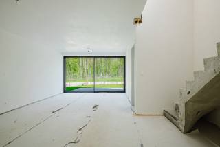 <p><strong>BEN-woonerf in het hart van Dikkelvenne – exclusief wonen in het groen</strong></p>
<p>In het charmante en landelijke Dikkelvenne verrijst dit kleinschalige en kwalitatieve woonerf bestaande uit <strong>6 energiezuinige woningen</strong>. Het project omvat <strong>4 nieuwbouwwoningen</strong> en <strong>2 volledig gerenoveerde entiteiten (vernieuwbouw)</strong>, ontworpen met oog voor <strong>comfort, privacy en maximale lichtinval</strong>.</p>
<p>De woningen voldoen aan strenge energieprestaties (<strong>max. S31 en E30</strong>) en zijn uitgerust met moderne technieken die zorgen voor een duurzame en toekomstgerichte woonervaring.</p>
<p><strong>Unieke ligging</strong></p>
<p>Gelegen in een uitzonderlijk groene omgeving geniet u hier dagelijks van rust en natuur.<br />Vanop uw terras heeft u een prachtig zicht op het park en het naastgelegen kasteel – een zeldzame troef die dit project echt bijzonder maakt.</p>
<p><strong>Hoogwaardige afwerking & technieken</strong></p>
<p>Elke woning is standaard voorzien van:</p>
<ul>
<li>Lucht/water-warmtepomp</li>
<li>Vloerverwarming</li>
<li>Uitstekende isolatie</li>
<li>Ventilatiesysteem volgens de huidige normen</li>
</ul>
<p><strong>Praktische info</strong></p>
<ul>
<li><strong>9 privatieve parkeerplaatsen</strong> achteraan het woonerf (exclusief voor bewoners)</li>
<li>Verkoopprijs omvat:</li>
<ul>
<li>Volledig afgewerkte woning (<strong>excl. keuken</strong>)</li>
<li>Buitenaanleg</li>
<li>Eén parkeerplaats</li>
</ul>
<li>Vermelde oppervlaktes zijn <strong>bruto oppervlaktes</strong></li>
</ul>
<p><strong>Aankoopvoorwaarden</strong></p>
<ul>
<li><strong>Nieuwbouwwoningen (4)</strong>:</li>
<ul>
<li>Registratierechten op grondaandeel</li>
<li>BTW op constructieaandeel</li>
<li>Mogelijkheid tot aankoop aan <strong>6% BTW</strong> (onder voorwaarden)</li>
</ul>
<li><strong>Gerenoveerde entiteiten (2)</strong>:</li>
<ul>
<li>Registratierechten op grondaandeel</li>
<li><strong>21% BTW</strong> op constructieaandeel</li>
</ul>
</ul>
<p><strong>Waarom kiezen voor dit project?</strong></p>
<ul>
<li>Energiezuinig en toekomstgericht wonen</li>
<li>Rustige, groene topligging</li>
<li>Kleinschalig en exclusief karakter</li>
<li>Hoog wooncomfort en kwalitatieve afwerking</li>
</ul>
Voor info bel Anthony op 0488 14 62 77