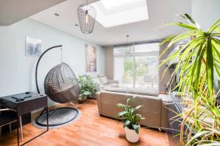 Deze knappe en zeer ruime woning van meer dan 160 m² bewoonbare oppervlakte is volledig instapklaar en wacht enkel nog op uw meubelen. De vier ruime slaapkamers bieden volop plaats aan het hele gezin, terwijl de lichtrijke leefruimte met open keuken het comfort van vandaag combineert met een aangename woonsfeer. Dankzij de zuidoostelijke oriëntatie en de driedubbelwandige koepel baadt het interieur van 's ochtends tot in de namiddag in natuurlijk licht en oogt alles heerlijk open en ruimtelijk.<br />Op energetisch vlak scoort deze thuis uitstekend: EPC B (172), aardgas condensatieketel, vloerisolatie van 5 cm, muurisolatie van 5 cm en maar liefst 18 cm dakisolatie. De dubbele en hoogrendementsbeglazing, aangevuld met zonnewering en vliegenramen, zorgen het hele jaar door voor een aangenaam binnenklimaat. De elektriciteit is conform en de woning is asbestveilig — u koopt dus zonder verrassingen.<br />Ook de praktische indeling overtuigt: een verzorgde badkamer op het verdiep met bad, douche, spoelbak en wc, een tweede wc, een handige aparte gang voor fietsen of vuilbakken en een oprit voor twee wagens vervolledigen het geheel.<br />De ligging maakt het plaatje compleet. Aan de Lokerse Baan geniet u van een vlotte bereikbaarheid, met restaurants, winkels en station Sinaai op een boogscheut. Ideaal voor gezinnen die ruimte, comfort en connectiviteit zoeken.<br />Bel of mail ons voor een afspraak op het nummer: 052/46.38.03 of info@uw-huis.be en wie weet tot binnenkort!<br />
