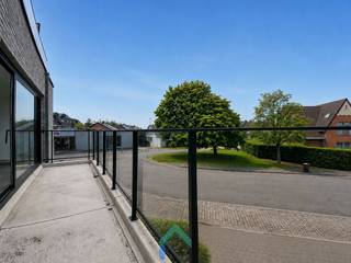 Algemeen<br />Dit ruime en moderne appartement met 3 slaapkamers en 2 badkamers is gelegen aan de Deken Darraslaan 102 te Tielt, op een uitstekende locatie vlakbij alle voorzieningen. Het appartement, gebouwd in 2018, verkeert in uitstekende staat en biedt alle hedendaagse comfort. Dankzij de energiezuinige afwerking (EPC A) geniet u van een laag energieverbruik en een aangenaam wooncomfort. De lichtrijke ruimtes, de ruime indeling en het zonnige terras maken dit appartement ideaal voor wie op zoek is naar een instapklare thuis.<br /><br />Indeling<br />Via de inkomhal bereikt u de verschillende ruimtes van het appartement. De ruime en lichtrijke leefruimte vormt het hart van de woning en sluit naadloos aan op de volledig uitgeruste keuken. Vanuit de leefruimte heeft u toegang tot het zonnige terras, waar u in alle rust kunt genieten van het buitenleven.<br />Het appartement beschikt over drie volwaardige slaapkamers, waarvan de master bedroom aansluit op een eigen badkamer. Daarnaast is er een tweede badkamer, waardoor dit appartement perfect geschikt is voor gezinnen of wie graag extra comfort heeft. Verder is er een praktische berging en een afzonderlijk gastentoilet. Er is ook een autostaanplaats in de ondergrondse garage inbegrepen.<br /><br />Varia<br />Dankzij de centrale ligging bevinden scholen, winkels, openbaar vervoer, horeca en andere dagelijkse voorzieningen zich op wandel- of fietsafstand. De combinatie van een recente bouw, een energiezuinig karakter en een ruime indeling maakt dit appartement een uitstekende keuze, zowel voor eigen bewoning als voor wie op zoek is naar een duurzame investering.<br /><br />Troeven<br />* Recent appartement (bouwjaar 2018)<br />* Energiezuinig (EPC A)<br />* Ruime en lichtrijke leefruimte<br /><br />Interesse? <br />Neem gerust contact op met Magali voor meer informatie of een bezoek ter plaatse.<br /><br />T: 09 493 04 10<br />M: magali@gentill.be