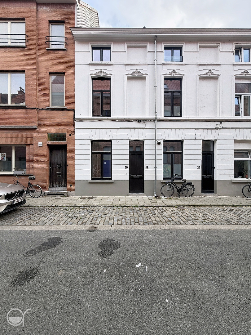 Prachtig gerenoveerde rijwoning met 2 slaapkamers en buitenruimte nabij de Coupure - foto 1