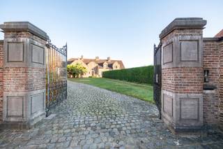 Te koop: karaktervolle woning met ruime tuin en tal van mogelijkheden in IzegemCentraal gelegen in Izegem ontdek je deze karaktervolle woning op een...