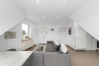 [[ DIT PAND NEEMT DEEL AAN DE ERA OPEN HUIZEN DAG OP 19/9 VAN 17:30 TOT 18:30 ]]
<p><strong>Ben je op zoek naar een instapklaar dakappartement met 1 slaapkamer, terras en parkeerplaats op een rustige, residentiële ligging? Zo gevonden!</strong></p>

<p>In een groene en residentiële omgeving bevindt zich dit verzorgde dakappartement met een bewoonbare oppervlakte van 62 m². Dankzij de centrale verwarming op aardgas, de praktische indeling en het gezellige terras is dit de ideale woonst voor alleenstaanden, koppels of investeerders. Met een EPC-label D en een goede algemene staat is het appartement onmiddellijk instapklaar. Ook als investering biedt dit appartement interessante mogelijkheden. De huurwaarde bedraagt €676 per maand. Bij een aankoopprijs van €175.000 komt dit neer op een bruto rendement van circa 4,6%, wat zorgt voor een aantrekkelijk potentieel passief inkomen.</p>

<p>Via de inkomhal bereik je de lichtrijke woonkamer, die aansluit op de uitgeruste keuken. De keuken is voorzien van een inductiekookplaat, oven, dampkap en een enkele spoelbak. Aansluitend bevindt zich een praktische berging met aansluitingen voor een wasmachine en droogkast, evenals de verwarmingsketel.</p>

<p>Verder beschikt het appartement over één ruime slaapkamer, een badkamer uitgerust met een douche en enkele wastafel, een afzonderlijk gastentoilet met handenwasser en een aangenaam terras waar je in alle rust van de buitenlucht kan genieten.</p>

<p>Als extra troef beschikt deze eigendom over een private parkeerplaats, wat het wooncomfort nog verder verhoogt.</p>

<p>Ben je op zoek naar een instapklaar appartement met één slaapkamer, terras en parkeerplaats in een rustige, groene omgeving? Dan is dit appartement zeker een bezoek waard!</p>