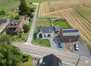 We Invest vous propose ce beau terrain à bâtir, situé dans le charmant village de Neufvilles.Avec une superficie de ± 928 m², une largeur à rue de ±...