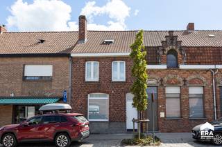 Gezellige woning met stadstuin en 2 garages op wandelafstand van de Grote Markt in IeperOp een toplocatie in het hart van Ieper, op slechts enkele...