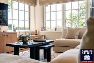 Prachtige villa met weids polderzicht en uitgestrekte tuin met zonneterrassen. <br />Op een boogscheut van Knokke, nabij Duinenwater.<br />Indeling gelijkvloers: Inkomhal met vestiaire en apart toilet. De open lichtrijke leefruimte beschikt over een open haard, ruime eetkamer, de ruime volledig geïnstalleerde keuken is voorzien van alle comfort en geeft uit op het terras en de tuin. Daarnaast is er ook een grote bijkeuken en een praktische wasplaats/berging. <br />Op de eerste verdieping: De masterbedroom met ensuite badkamer (ligbad, inloopdouche, dubbele lavabo en toilet) geeft uit op het ruim terras met open zichten. De tweede slaapkamer is voorzien van ingemaakte kasten en een badkamer met ligbad, inloopdouche, dubbele lavabo en toilet. Aanpalend is er een terras met uitzicht op de velden. De derde slaapkamer is uitgerust met een douchekamer (inloopdouche, lavabo en toilet).<br />Grote zolder waar 2 extra slaapkamers en een badkamer kunnen ingericht worden.<br />Garage voor fietsen. Meerdere buiten staanplaatsen.<br />EPC: 129 kWh/m²