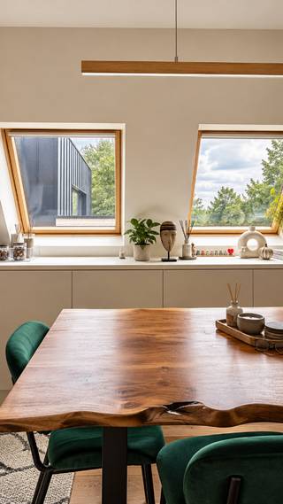 Ruim, lichtrijk en stijlvol afgewerkt 3-slaapkamerappartement , gelegen op de tweede verdieping van een kleinschalige residentie.
Bij het binnenkomen komt u terecht in een ruime inkomhal met gastentoilet. Van hieruit bereikt u de royale leefruimte, waar living, eetplaats en open keuken op een natuurlijke manier in elkaar overvloeien.
De leefruimte wordt gekenmerkt door veel natuurlijke lichtinval, grote raampartijen, een warme parketvloer en een stijlvolle ingebouwde gashaard.
De open, volledig ingerichte keuken sluit rechtstreeks aan op de eet- en leefruimte en combineert een strak ontwerp met veel werk- en bergruimte.
Verder beschikt het appartement over drie slaapkamers, een tweede afzonderlijk toilet, een praktische berging en een ruime badkamer met zowel ligbad als inloopdouche.
Een bijzonder aangename troef is de grote gemeenschappelijke tuin, die ter beschikking staat van de bewoners van de kleinschalige residentie. Een mooie groene omgeving waar u in alle rust van kunt genieten.
Het appartement bevindt zich op de tweede verdieping en is bereikbaar met de lift. Een private parkeerplaats en privatieve kelderberging zijn inbegrepen.
Daarnaast beschikt de residentie over een gemeenschappelijke fietsenstalling in de kelder.
Met een EPC-label B en energiescore van 104 kWh/m²/jaar beschikt het appartement bovendien over een zeer goede energieprestatie.
Ook qua bereikbaarheid zit u hier uitstekend: op slechts ca. 350 meter bevindt zich een tramhalte met een vlotte verbinding richting Gent.
Een instapklaar en comfortabel appartement voor wie op zoek is naar ruimte, licht, groen en rust, met een vlotte verbinding naar Gent en de belangrijkste invalswegen.
Voor bijkomende informatie of het inplannen van een bezoek kunt u vrijblijvend contact opnemen via telefoon of e-mail (Geen immo)