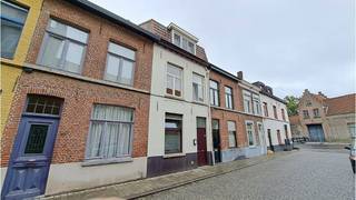 Gerenoveerd gelijkvloers appartement met ruim STADSTERRAS op een uitstekende ligging in het centrum van Brugge, vlakbij de coupure,...