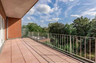 Ontdek dit recent gerenoveerd appartement gelegen in een kleinschalige mede-eigendom van slechts 4 entiteiten, aan de Frans Vekemansstraat 121 te 1120 Neder-Over-Heembeek.<br /><br />Het appartement is stedenbouwkundig erkend als een drie-slaapkamer, maar is een twee-slaapkamer op dit moment. <br /><br />Het appartement beschikt over:<br />Twee ruime slaapkamers die zorgen voor optimaal comfort.<br />Een lichtrijke leefruimte met directe toegang tot een zuidgericht, groot terras, ideaal om te genieten van de zon en het unieke uitzicht over Brussel.<br />Een functionele keuken met handige bergruimte.<br />Badkamer en afzonderlijk toilet.<br />Lift aanwezig in het gebouw.<br /><br />Dankzij de gunstige oriëntatie en de open ligging geniet u hier van een uitzonderlijk panorama op de stad, gecombineerd met een aangename rust.<br /><br />Troeven:<br />Kleinschalig gebouw (4 entiteiten)<br />Zuidgericht, groot terras met magnifiek uitzicht<br />Recent gerenoveerd, instapklaar<br />Lift aanwezig<br /><br />Een ideaal appartement voor wie houdt van ruimte, licht en een prachtig zicht over Brussel!