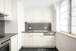 In het hart van Brussel, op een toplocatie nabij de Kunstberg en de Zavel, bevindt zich dit charmante appartement met een bewoonbare oppervlakte van ongeveer 70m². Dankzij de doordachte indeling, de aangename lichtinval en de centrale ligging vormt dit appartement een ideale uitvalsbasis voor wie comfortabel wil wonen in de hoofdstad.<br /><br />Het appartement verwelkomt u via een inkomhal met apart gastentoilet. De ruime leefruimte biedt voldoende plaats voor een gezellige zit- en eethoek en sluit aan op de volledig uitgeruste keuken. Verder beschikt het appartement over een slaapkamer, een badkamer met douche.<br /><br />Mogelijkheid tot het huren van een parkeerplaats. Daarnaast beschikt het gebouw over een gemeenschappelijke fietsenstalling.<br /><br />EPC: D+<br /><br />Provisie gemeenschappelijke lasten: €125/maand.<br />Provisie water: €40/maand.<br /><br />De buurt combineert het bruisende stadsleven met een rijk cultureel aanbod. Musea, galerijen, winkels, restaurants en gezellige cafés bevinden zich op wandelafstand. Bovendien zorgen de uitstekende verbindingen met het openbaar vervoer voor een vlotte bereikbaarheid van alle delen van de stad. Een ideale woonomgeving voor wie op zoek is naar comfort, bereikbaarheid en de unieke sfeer van het centrum van Brussel.