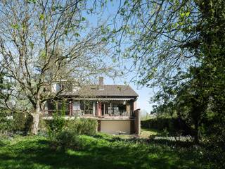 Mid-century modern villa (BVO: 262m²) met vier slaapkamers, verdeeld over drie niveaus, gelegen op een groen perceel van 2.335 m² in...