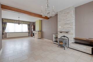 A very solid, detached home in Denderleeuw. The property is easily accessible and is located in close proximity to schools, various shops and department stores, public transportation, and the Denderleeuw train station. The structure is built entirely of concrete and is laid out as follows: on the ground floor: an entryway, a convenient garage, a very spacious and bright living area (38 m²), a spacious modern kitchen, a convenient storage room, a porch, a utility room with two additional rooms, and a pleasant terrace with a southwest-facing garden. The hallway on the first floor provides access to four very spacious bedrooms and the bathroom with a bathtub and toilet. There is also a storage attic, and the roof is already insulated. Would you like more information or to schedule a visit? Please don’t hesitate to contact us at Louis@immoaccenta.be
