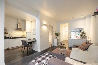 Vergunde opbrengsteigendom op een uitstekende AAA locatie bestaande uit een gelijkvloers 2 slaapkamer app. met tuin en 5 ruime en mooie studentenflats met aparte keuken en buitenterras.<br /><br />Op het gelijkvloers is er een ruime fietsenberging, vuilberging en toegang tot het appartement.<br /><br />Er is een grote kelder waar de studenten een was kunnen doen indien gewenst. Op het 1v is er één studentenflat, een keuken en aangenaam buitenterras. Op het 2v en 3v telkens twee studentenflats per verdiep.<br /><br />Dit gebouw werd in 2012 volledig gerenoveerd. Momenteel is alles volledig verhuurd op 12 maanden basis aan studenten en er werd door de stad Antwerpen een conformiteitsattest afgeleverd. Alle kamers zijn momenteel volledig gemeubileerd met ingemaakte kasten.<br /><br />Het pand is uitgerust met dubbele beglazing, voldoet volledig aan de brand- en rookdetectievoorschriften, heeft gasverwarming, en biedt internet en wifi en het gebouw is asbestvrij. Aparte meters voor het gelijkvloers en de studentenflats.<br /><br />De jaarlijkse huurinkomsten (academie 25/26) bedragen momenteel €51.500. De huidige netto-opbrengst is 43.600 € na aftrek van alle kosten. Details beschikbaar op aanvraag. Plattegronden, video, EPC en keuringen enz .. kan men raadplegen via onze website www.wellimmo.net .<br /><br />Voor meer informatie kunt u ons een e-mail sturen naar info@wellimmo.net of bellen naar 03 225 00 68.<br />