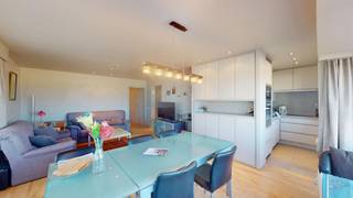 <p>Ontdek dit charmante appartement gelegen aan de Zeedijk in Heist-aan-Zee, waar de zee en het strand binnen handbereik zijn. Deze instapklare woning biedt u een warme, gezellige sfeer met een praktische indeling. Het appartement beschikt over drie slaapkamers, perfect voor een gezinswoning of een tweede verblijf. De woonkamer verwelkomt u met een overvloed aan natuurlijk licht en creëert een uitnodigende leefruimte, terwijl de keuken functioneel is ingericht en aansluit op de leefruimte, ideaal voor sociale momenten.</p>

<p>Daarnaast is er een badkamer die voorzien is van alle nodige faciliteiten, wat het comfort van dit appartement verder vergroot. De uitstekende locatie biedt de mogelijkheid om volop te genieten van de nabijheid van de zee, met een levendig strand voor de deur. Dit appartement nodigt uit tot zorgeloos wonen, waarin u kunt genieten van een ontspannen levensstijl aan de kust. Wacht niet langer en laat u verleiden door de mogelijkheden die deze woning te bieden heeft.</p>