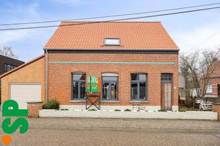 <p>Een charmante woning in het centrum van Vorselaar met behoud van authentieke elementen.<br /><br />Indeling: inkomhal met behoud van authenticiteit, grote leef-/ eetruimte met aansluitend de vernieuwde keuken en toegang tot de kelder, een bureauruimte dat perfect kan dienen als bijkomende slaapkamer/ speelkamer of hobbyruimte en een ruime badkamer van alle comfort (bad, douche, toilet).<br />Op de eerste verdieping treffen we nog drie ruime slaapkamers, een berging en een toilet.<br />Ten slotte beschikt de woning nog over een zolder, een inpandige garage en een sierlijke tuin met achteraan een bijkomende poort/ autostaanplaats.<br /><br />Extra troeven:<br />- Hoofddak en dak van de garage is volledig geïsoleerd en vernieuwd<br />- Warmtepompboiler<br />- Rolluiken aan de voorzijde<br />- Elektriciteit conform<br />- Asbestveilig<br /><br />Wenst u meer info of een bezoek aan deze charmante woonst? Contacteer IMMO SP op het nummer 014/51.95.00 of via caro@immosp.be</p>
