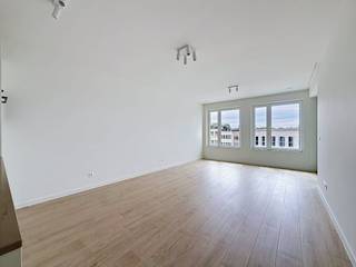 In dit nieuwbouwappartement op de 3e verdieping heeft u een magnifiek panoramisch zicht over het volledig nieuw aangelegde Lobroekplein, in de dynamische Slachthuisbuurt, met zijn groene aanleg van lindes, bloemenperken, fonteinen, etc. De terrasjes, kerktorens in de verte, horeca en winkels in de buurt maken de sfeer compleet. Vanuit heel het doorkijkappartement geniet u van veel natuurlijk licht aan de voor-en achterkant. Een hoogwaardig, doorlopend keramisch parket zorgt voor een warme en luxueuze uitstraling. Het appartement is voorzien van een kwalitatieve, volledig uitgeruste keuken, badkamer met inloopdouche, en overal aangename verlichting. Gelegen op de 3e verdieping met lift:- ruime inkomhal met groot raam naar binnentuin en aparte nis voor vestiaire kast - ruime leefruimte op keramisch parket & vloerverwarming. De leefruimte heeft directe toegang tot het overdekt terras- open keuken voorzien van kwalitatieve toestellen, compleet met inductiekookplaat & inox afzuigsyteem, koelkast met vriesvak, inox spoelbak & grote mengkraan, combi-oven, vaatwasser, veel kastruimte, extra Led verlichting.- een volwaardige slaapkamer met directe toegang tot het terras; - een 2e slaapkamer of bureel met zicht op de binnentuin - badkamer met inloopdouche, dubbel lavabomeubel, grote verlichte spiegel, en handdoekdroger- apart toilet met wasbakje en ronde spiegel- ruime berging met alle technische voorzieningen en aansluiting voor wasmachine en -droogkast- overal aangename verlichting, en gordijnrailsBijzonderheden:- aangename binnentuin waarvan alle bewoners kunnen genieten, dient als groene oase- gemeenschappelijke fietsenberging inbegrepen in de huurprijs- gemeenschappelijke wasserette en polyvalente ruimte beschikbaar - maandelijkse provisie 175 € per maand (inclusief verwarming & warm water, gemeenschappelijke kosten)- perfect binnenklimaat door ventilatiesysteem D- energiezuinig appartement met vloerverwarming (EPC A) - AAA Locatie nabij binnensingel, Park Spoor Noord, het centrum- Autostaanplaats (direct onder het appartement) in de ondergrondse garage met laadpaal bij te huren voor 125 €/maand- direct beschikbaarBent u geïnteresseerd in dit 2 slkmr - appartement te huur te Antwerpen? Aarzel dan niet om contact met ons op te nemen.
