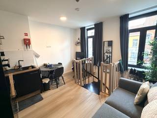 Deze instapklare vernieuwbouwstudio bevindt zich op een uitstekende locatie nabij het marktplein en het station van Heverlee, op fietsafstand van het bruisende centrum van Leuven, diverse winkels, het Arenbergpark en meerdere campussen.<br />De studio is gelegen op de eerste verdieping en omvat een lichtrijke leefruimte met een volledig ingerichte keuken. Via een trap bereikt u de gezellige slaapkamer met ensuite badkamer, uitgerust met een douche, lavabomeubel en toilet. De studio wordt gemeubeld verkocht.<br />Dankzij de slimme indeling over twee verdiepingen geniet u van een aangenaam en huiselijk woongevoel, wat deze studio bijzonder maakt in zijn segment.<br />Ideaal als investering of voor studerende kinderen. Momenteel verhuurd aan € 845,00/maand (exclusief kosten). Beschikbaar vanaf 1 september 2026.<br />Lage gemeenschappelijke kost: 62,00/maand.