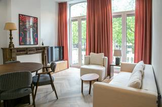 <strong>Vergund appartementsgebouw met vast rendement op het Zuid<br /><br /></strong>Op een absolute A-locatie aan de <strong>Amerikalei </strong>(ter hoogte van het <strong>Museum voor Schone Kunsten</strong>) bevindt zich dit statige herenhuis aan de Leien met <strong>vier vergunde, volledig gerenoveerde appartementen </strong>(mét <strong>tuin en terrassen</strong>). Het pand maakt deel uit van een laat-19de-eeuws <strong>neoclassicistisch gevelensemble</strong>, waarbij <strong>authentieke elementen</strong> mooi behouden bleven en gecombineerd worden met een <strong>hoogwaardige afwerking</strong>.<br /><br /><strong>Indeling<br /></strong>- <strong>Appartement1</strong>: ruim appartement met grote <strong>zuidoostelijke tuin</strong>, ingericht met slaapkamer en en-suite badkamer, grote afgewerkte keuken, eetkamer en bureau.<br />- <strong>Appartement 2 en 3</strong>: open keuken, ruime woonkamer, slaapkamer met en-suite badkamer en telkens toegang tot een <strong>terras</strong>.<br />- <strong>Dakappartement</strong>: open keuken en woonkamer, gerieflijke slaapkamer met en-suite badkamer.<br /><br /><b>Renovaties en conformiteit<br /></b>Volledig gerenoveerd in <strong>2023</strong> en volledig conform (elektra/brandmeldcentrale/rookluik/etc.) Bovendien uitstekende energieprestaties dankzij zonnepanelen: 3x EPC A-label en 1x EPC B-label. De appartementen worden volledig gemeubeld verkocht (inclusief) en zijn uitgerust met Nuki-sloten, perfect geïntegreerd voor de verhuur.<br /><br /><strong>Rendement</strong><br />Momenteel verhuurd op professionele basis aan een <strong>betrouwbare, ervaren huurder</strong> die de <strong>volledige exploitatie uit handen neemt</strong>: cashflow vanaf dag 1, zonder zorgen. Er is een <strong>solide huurcontract</strong> en een <strong>bruto-rendement</strong> van 4,6%.<br />Volledig gerenoveerd, geen werken, één professionele huurder.