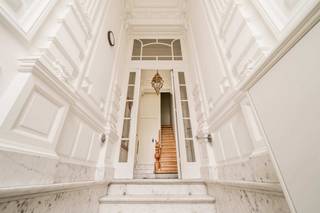 <p><span>Volledig gerenoveerd 2 slkr appartement op toplocatie in Antwerpen</span></p>
<p><span>Welkom op de </span><span>Amerikalei 111</span><span>, waar stijl en comfort samenkomen in dit prachtige, volledig gerenoveerde appartement. Gelegen op de eerste verdieping van een statige woning, geniet je hier van een hoogwaardige afwerking en een uitstekende ligging in het hart van Antwerpen.</span></p>
<p><span>Bij binnenkomst word je verwelkomd in een lichtrijke open leefruimte, waar de ruime living, een grote eettafel en een moderne open keuken met alle inbouwtoestellen perfect in harmonie samenkomen. Dankzij de grote raampartijen baadt de woonkamer in natuurlijk licht, wat zorgt voor een aangename en open sfeer.</span></p>
<p><span>Praktisch wonen staat hier centraal: in de inkomhal bevinden zich ingemaakte kasten die een overvloed aan opbergruimte bieden. Verder beschikt het appartement over een apart gastentoilet en een stijlvolle badkamer met een grote inloopdouche en een lavabo in meubel.</span></p>
<p><span>De twee ruime slaapkamers bieden tal van mogelijkheden, ideaal voor een gezin, een koppel of als thuiskantoor.</span></p>
<p><span>Troeven:</span><span><br />-</span><span>Volledig gerenoveerd in 2025:</span><span> instapklaar!<br />-</span><span>Lichtovergoten leefruimte</span><span> met open keuken<br />-</span><span>Gunstig EPC</span><span> en </span><span>conforme elektrische keuring</span><span><br />-</span><span>Lage gemeenschappelijke kosten</span><span><br />-</span><span>Uitstekende ligging</span><span> vlak bij winkels, restaurants en openbaar vervoer</span></p>
<p><span>Dit appartement combineert </span><span>modern comfort</span><span> met een </span><span>toplocatie</span><span> en is een buitenkans voor wie op zoek is naar </span><span>kwaliteitsvol wonen in Antwerpen</span><span>.</span></p>