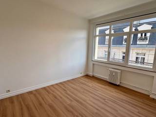 BRUSSEL, in het centrum, tussen de Beurs en de Midi-straat, in een rustig zijstraatje vlak bij het openbaar vervoer en talrijke winkels, charmant appartement van ±50 m² woonoppervlakte op de 5e verdieping. Hal (beveiligde deur), mooie woonkamer, ingerichte keuken, 1 grote slaapkamer + aangrenzende badkamer. Parketvloer. Kelder. Raming van de kosten: 140 €/maand. Beschikbaar. EPC: F; 61 kg CO2/(m²/jaar). Huurcontract voor bedrijven mogelijk. HUURCONTRACT VAN 1 JAAR.