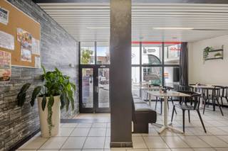 <p>Te koop:handelspand in het hart van Mechelen, op de Melaan, vlakbij de Vismarkt en diverse scholen.</p>
<p> </p>
<p>Dit handelspand is commercieel uitstekend gelegen in een levendige en toeristische zone. De ligging op de Melaan biedt directe toegang tot het historische centrum, met scholen zoals het Conservatorium, Scheppers en TSM op wandelafstand. Bij interesse kan de volledige inboedel worden overgenomen van de huidige huurder, wat een snelle start mogelijk maakt.</p>
<p> </p>
<p>Belangrijkste ruimtes:<br />• Commerciële zone<br />• Toilet (voor klanten en personeel)<br />• Berging<br />• Keukenruimte geschikt voor horeca-activiteiten</p>
<p> </p>
<p>Troeven:<br />• Commercieel goed gelegen in het centrum van Mechelen<br />• Nabij Vismarkt en scholen, ideaal voor constante passage<br />• Mogelijkheid tot overname van de inboedel</p>
<p> </p>
<p>Neem vandaag nog contact op met je ERA-makelaar voor een bezoek.</p>
<p> </p>
<p>JOUW DROOMHANDELPAND. ZO GEVONDEN!</p>