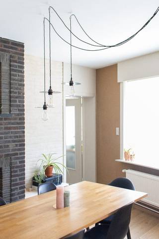 Lichtrijke hoekwoning met 3 slaapkamers in Ledeberg<br /><br />GEEN IMMO<br /><br />Bezoekdagen 11 en 12 juli<br /><br />Deze lichtrijke, karaktervolle hoekwoning is instapklaar en gelegen op een uitstekende locatie in Ledeberg, dichtbij winkels, parken, openbaar vervoer en invalswegen.<br /><br />Indeling: je komt de woning binnen via een praktische inkom. De woonkamer biedt veel licht door de twee grote ramen, beide voorzien van rolluiken. Langs de keuken kom je in de garage, die handig dienst doet als wasruimte en (fietsen)berging. Hier is ook een gastentoilet aanwezig.<br />Op de eerste verdieping bevinden zich twee ruime slaapkamers, met rolluiken en vliegenramen, en een volledig gerenoveerde badkamer met inloopdouche.<br />Op de tweede verdieping is er een ruime zolder met mezzanine en extra douchecabine en lavabo, die kan doorgaan als slaapkamer, hobbykamer of bureau, met voldoende bergruimte. Het gezellige dakterras is bereikbaar via de garage en de tweede slaapkamer.<br /><br />De woning werd de voorbije 5 jaar grondig opgefrist. Met een EPC-label B geniet je van een energiezuinige woning: het dak werd vernieuwd in november 2024 en ook de kamers op het eerste verdiep werden extra geïsoleerd. In 2020 werd er een nieuwe hoogrendement condensatieketel geplaatst.<br /><br />Troeven op een rij:<br />• Lichtrijke hoekwoning<br />• 3 slaapkamers<br />• Gerenoveerd interieur<br />• Vernieuwd dak (november 2024)<br />• Energiezuinig met EPC B<br />• Gezellig dakterras<br />• Inpandige fietsgarage<br />• Rolluiken op alle grote ramen<br />• Vliegenramen en -deur op het eerste verdiep<br />• Nabij Park de Vijvers en jaagpad Schelde<br />• Vlotte verbinding OV via tramlijnen 1 en 3<br />• Uitstekende Mobiscore: 9,2/10<br /><br />Vraagprijs: € 425.000<br /><br />Interesse? Stuur ons een mailtje voor meer info jozefvervaene67@hotmail.com.<br /><br />Bezoekdagen zaterdag 11 en zondag 12 juli.<br /><br />GEEN IMMO !<br /><br />Hopelijk tot binnenkort,<br /><br />Jente & Esther