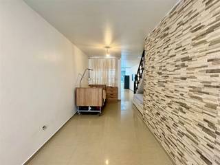 <p>Welkom in deze gezellige en ruime woning, gelegen aan de Generaal De Ceuninckstraat 157 in Mechelen. De woning beschikt over een praktische indeling en biedt met haar vier ruime slaapkamers heel wat mogelijkheden voor gezinnen of voor wie graag over voldoende ruimte beschikt.</p><p>Bij het binnenkomen komt u in een aangenaam halletje met een apart toilet. Vanuit de inkomhal komt u terecht in de ruime woonkamer, die aansluit op de gezellige leefruimte en de mooie keuken. De aangename indeling zorgt voor een warme en comfortabele leefomgeving waar koken, tafelen en ontspannen mooi samenkomen.</p><p>Aansluitend aan de keuken bevindt zich een gezellig buitenkoertje. Dit is een fijne plek om even buiten te zitten en te genieten van een rustig moment. Daarnaast beschikt de woning over een praktisch washok en een aparte opbergplaats, ideaal voor het opbergen van huishoudelijk materiaal, fietsen en andere spullen.</p><p>Op de eerste verdieping bevinden zich twee ruime slaapkamers en de badkamer. Eén van de slaapkamers beschikt bovendien over een mooi en groot terras. Dit terras is een echte troef van de woning en biedt een gezellige buitenruimte waar u heerlijk kunt genieten van een kop koffie, een zonnige ochtend of een aangename avond met familie en vrienden.</p><p>Op de tweede verdieping bevinden zich nog eens twee ruime slaapkamers. Hierdoor beschikt de woning in totaal over vier ruime slaapkamers, waardoor er voldoende plaats is voor een gezin, kinderen, gasten, een thuiskantoor of een hobbyruimte.</p><p>Ook de ligging vormt een belangrijke troef. De woning is gelegen in Mechelen, op een gunstige locatie tussen de belangrijke invalswegen richting Brussel en Antwerpen. Hierdoor zijn beide steden vlot bereikbaar, wat deze woning bijzonder interessant maakt voor pendelaars en mensen die dagelijks onderweg zijn. Tegelijkertijd geniet u van de vele voordelen van wonen in Mechelen, met winkels, scholen, openbaar vervoer en diverse voorzieningen in de nabije omgeving.</p><p>Deze woning combineert ruimte, gezelligheid en functionaliteit met verschillende buitenruimtes en een uitstekende bereikbaarheid. Met vier ruime slaapkamers, een groot terras, een gezellig buitenkoertje, een washok, extra opbergruimte en een strategische ligging tussen Brussel en Antwerpen, biedt deze woning alles wat u nodig heeft voor comfortabel wonen.</p><p>Interesse in deze woning? Neem gerust contact met ons op voor meer informatie of om een bezoek ter plaatse in te plannen.</p>