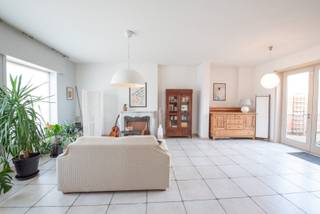 Goed gelegen, stevige, ruime woning vlakbij centrum Zulte, in de buurt van o.a. een school, sporthal, supermarkt en met vlotte verbinding naar...