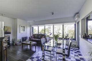 <p>Recent volledig vernieuwd en instapklaar appartement gelegen op de 4de verdieping van een verzorgd en perfect onderhouden gebouw. Ideaal gesitueerd aan de Groenenborgerlaan met vlotte verbinding naar belangrijke uitvalswegen, universiteiten, winkels en scholen. Bovendien bevindt u zich op wandelafstand van diverse parken en openbaar vervoer, wat zorgt voor een perfecte combinatie van bereikbaarheid en groen.<br />Indeling: ruime inkomhal met praktische ingemaakte kasten, royale en lichtrijke leef- en eetruimte met grote raampartijen en een prachtig open uitzicht, moderne volledig ingerichte keuken met rechtstreekse toegang tot een ruim balkon, drie volwaardige slaapkamers en een stijlvolle badkamer met inloopdouche.<br />Bijzonderheden:<br />Airconditioning aanwezig<br />Kelderberging inbegrepen<br />Goede EPC-score (B)<br />Perfect onderhouden gebouw<br />Lage maandelijkse kosten<br />Zoveel ruimte (125m2) 3 volwaardige slaapkamers, alle comfort en kwaliteit op deze topligging is zeldzaam.<br />Maak nu snel uw afspraak voor onze eerste bezoekdag op zaterdag 14 maart en mis deze unieke opportuniteit niet!</p>