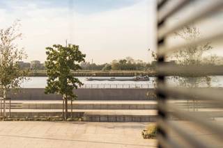 <p><span>Bienvenue dans cet appartement opulent, situé dans l'endroit le plus exclusif d'Anvers, avec des vues à couper le souffle sur le majestueux fleuve Escaut. Entrez dans une oasis de tranquillité, où l'architecture moderne se marie parfaitement avec le confort et la sophistication.</span></p><p><span>En entrant dans cet appartement, vous êtes immédiatement accueilli par un salon lumineux, équipé de grandes fenêtres qui donnent sur l'Escaut scintillant au soleil du soir. La lumière naturelle met en valeur les magnifiques détails de l'intérieur et crée une atmosphère sereine qui invite à la détente.</span></p><p><span>La cuisine est un chef-d'œuvre d'éléments de design modernes et d'appareils électroménagers de haute qualité. Les amateurs de cuisine peuvent y montrer leurs talents et profiter des vues panoramiques tout en préparant leurs plats préférés.</span></p><p><span>La chambre à coucher confortable est séparée du salon par des portes coulissantes pratiques. En face du salon se trouve un dressing séparé, où vous pouvez ranger vos vêtements et accessoires de manière organisée et élégante. Une petite salle de bains se trouve derrière, équipée d'une douche à l'italienne et d'un lavabo.</span></p><p><span>Cet appartement de luxe sur l'Escaut incarne la vie citadine ultime, combinée à la paix et à la sérénité que la nature a à offrir. Découvrez le meilleur des deux mondes en profitant de ce coin de paradis unique au cœur d'Anvers.</span></p>