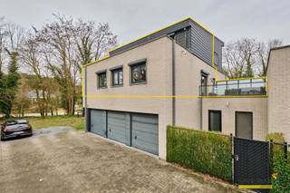 Dit modern instapklaar appartement is op 5 minuten van de oprit van de E314 gelegen. Het maakt deel uit van een woonblok van 6 appartementen. Op de...