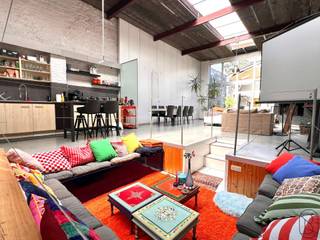 UNIEKE LOFT (of atelier) met GROOT en ZONNIG TERRAS (60 m2) en STAANPLAATS op een goede ligging te Waregem! INDELING: inkom, bureauruimte...