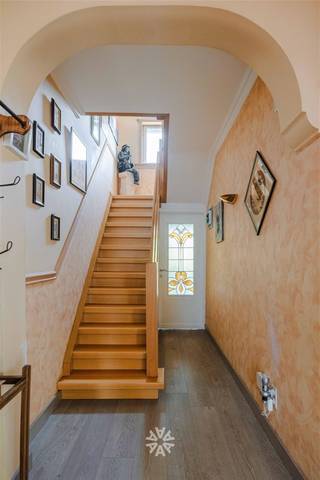 <p><span>GERAARDSBERGEN - Charmante gezinswoning met vier volwaardige slaapkamers en prachtige tuin</span></p><p><span> </span></p><p><span>Bent u op zoek naar een ruime woning met karakter op een centrale locatie? Deze charmante rijwoning in de Buizemontstraat combineert authentieke elementen met hedendaags wooncomfort. Met vier volwaardige slaapkamers, een grote leefruimte en een verrassend diepe tuin vormt deze opportuniteit de ideale gezinswoning. De centrale ligging te Geraardsbergen zorgt ervoor dat winkels, scholen, horeca en openbaar vervoer zich op wandelafstand bevinden. Als extra troef geniet u aan de achterzijde van een prachtig uitzicht op de Dender en een aangelegde buitenruimte met twee terrassen, een moestuin en een praktische tuinberging. Bovendien geniet u van een vlotte aansluiting op diverse wandel- en fietsroutes.</span></p><p><span> </span></p><p><span> </span></p><p><span>Enkele troeven in een notendop: </span></p><ul><li><span>Ruime en lichtrijke gezinswoning</span></li><li><span>Gezellig overdekt en verwarmd terras</span></li><li><span>Authentieke charme met stijlvolle afwerking</span></li><li><span>Prachtig uitzicht op de Dender</span></li><li><span>Voorzien van zonnepanelen, warmtepomp en airco</span></li><li><span>Praktische kelder</span></li><li><span>Open leefkeuken met kwalitatieve Miele-toestellen</span></li></ul><p><span> </span></p><p><span> </span></p><p><span>Indeling: </span></p><p><span>Gelijkvloers: Statige inkomhal met authentiek glas-in-loodraam, ruime leefruimte met gashaard, zithoek en eetplaats, open keuken voorzien van inbouwtoestellen, tweede eet- en zithoek met directe verbinding naar de tuin, overdekt en verwarmd terras met zonneluifel en zuidwestelijke oriëntatie, afzonderlijk gastentoilet en toegang tot de ruime kelder.</span></p><p><span> </span></p><p><span>Eerste verdieping: Nachthal, twee ruime slaapkamers met ingemaakte kasten, badkamer voorzien van lavabomeubel, toilet en ligbad met douche.</span></p><p><span> </span></p><p><span>Tweede verdieping: Nachthal en twee volwaardige slaapkamers.</span></p><p><span> </span></p><p><span>Derde verdieping: Afgewerkte zolderkamer bereikbaar via een vaste trap.</span></p><p><span> </span></p><p><span> </span></p><p><span>Belangrijk: </span></p><p><span>Richtprijs: 339.000 EUR</span></p><p><span>Geen renovatieverplichting</span></p><p><span> </span></p><p><span>Interesse? Contacteer Axel Lenaerts makelaars voor meer info of een bezoek ter plaatse via <span>Laurens@axellenaerts.be</span></span><span> of 09 245 24 24</span></p>