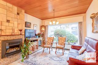 Deze toffe gesloten bebouwing is <strong>rustig en gunstig</strong> gelegen in Mariakerke aan de grens met Gent en Wondelgem, in een gezellige woonwijk. Dankzij de aangelegde fietsstraten staat u vlot in het centrum van Gent. Ook verschillende invalswegen zijn nabij waardoor u zo op uw bestemming staat. Verder heeft u scholen, winkels en recreatie in de buurt. Nabij de woning is <strong>publieke speelzone </strong>aangelegd. <br /><br />Je komt binnen via de inkomhal/ <strong>garage </strong>en loopt door naar de hal met apart toilet en bergruimte. Rechts vind je de keuken, eetkamer en woonkamer die mooi aansluiten op elkaar. Er is hier eveneens veel <strong>lichtinval</strong> door de grote ramen. Via de bergruimte heb je toegang op de aangename en onderhoudsvriendelijke tuin. Hier is nog een aparte berging te vinden. Op het eerste verdiep vind je <strong>drie ruime slaapkamers</strong> en een badkamer met <strong>bad en toilet</strong>. Er is ook een <strong>ruime zolder </strong>aanwezig, dewelke momenteel toegankelijk is via zolderluik. De mogelijkheid bestaat voor het plaatsen van een vaste trap naar de zolderverdieping. <br /><br />Met enkele opfriswerken, maak je van deze woning uw thuis! Wens je graag deze woning te bezichtigen? Contacteer ons dan zeker via <strong>hallo@convas.be</strong>