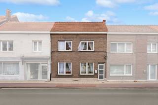 Deze woning is gelegen in de Lourdesstraat te Oostakker, een rustige en aangename woonomgeving met een vlotte verbinding naar Gent en de belangrijkste invalswegen. Dankzij de nabijheid van winkels, scholen, openbaar vervoer en recreatiemogelijkheden geniet u hier van alle dagelijkse voorzieningen binnen handbereik. De centrale ligging combineert het comfort van rustig wonen met een uitstekende bereikbaarheid.<br /><br />Bij het betreden van de woning komt u terecht in de inkomhal die toegang biedt tot de gezellige leefruimte. Dankzij de praktische indeling vormt deze ruimte het hart van de woning en biedt ze voldoende plaats voor een comfortabele zithoek en eetruimte.<br />Aansluitend bevindt zich de keuken, die in verbinding staat met het achterliggende koertje. Deze buitenruimte is onderhoudsvriendelijk en vormt de ideale plek om in alle rust van een koffiemoment of een gezellige zomeravond te genieten.<br /><br />Op de eerste verdieping bevinden zich twee ruime slaapkamers en de badkamer, voorzien van alle nodige comfort. De tweede verdieping biedt plaats aan een derde slaapkamer, die perfect kan dienen als master bedroom, kinderkamer, hobbyruimte of thuiskantoor.<br /><br />Een bijkomende troef van deze woning is het gezellige dakterras, waar u in alle privacy kunt genieten.<br /><br />Deze woning vormt een uitstekende opportuniteit voor gezinnen, starters of investeerders die op zoek zijn naar een goed gelegen woning met aangename buitenruimtes in het hart van Oostakker.<br /><br /><strong>Absolute pluspunten</strong><br />+ 3 slaapkamers<br />+ Gezellig koertje achteraan<br />+ Aangenaam dakterras<br />+ Rustige en centrale ligging<br />+ Vlotte verbinding naar Gent en invalswegen<br /><br />Voor meer informatie of een bezoekmoment: contacteer Abdil op: info@oko.immo of 0484 14 96 86