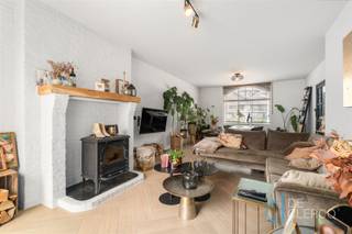 <p><span>Deze charmante woning werd recent volledig gerenoveerd tot een stijlvolle, eigentijdse gezinswoning en geniet van een uitstekende ligging in het centrum van Lochristi!</span></p><p><span>Bij het betreden van de woning komt u binnen in een sfeervolle inkomhal, waar de karaktervolle houten trap meteen de aandacht trekt. Dankzij de elegante glazen deuren geniet de woning van een overvloed aan natuurlijk licht. De gezellige leefruimte is uitgerust met een sfeerkachel en sluit naadloos aan op de ruime uitbouw, waardoor de beschikbare oppervlakte optimaal wordt benut. De aangename veranda brengt het buitengevoel naar binnen en laat u het hele jaar door genieten van het zicht op de tuin. De open keuken is praktisch ingericht, voorzien van de nodige toestellen en beschikt over heel wat kastruimte. Dankzij de doordachte indeling, met een subtiele afscheiding van de leefruimte, kookt u er in alle rust terwijl u toch verbonden blijft met de rest van de woning. Achteraan bevindt zich de tijdloze badkamer, uitgerust met een praktische wasaansluiting. Op de eerste verdieping bevinden zich drie volwaardige slaapkamers. De absolute blikvanger is de royale master bedroom op de zolderverdieping, die eveneens als vierde slaapkamer kan dienen. Deze stijlvolle ruimte wordt gekenmerkt door authentieke houten balken en beschikt over een elegante ensuite badkamer. Ook buiten is het aangenaam vertoeven. De fraai aangelegde tuin beschikt over twee terrassen, omringd door groen, terwijl de hoge omheining zorgt voor maximale rust en privacy. Achteraan bevindt zich bovendien een praktische fietsenberging, die vlot bereikbaar is via een aparte toegang langs de achterliggende wegel.</span></p><p><span>Ook technisch scoort deze woning uitstekend. Ze is volledig asbestvrij, beschikt over een conform elektriciteitsattest en behaalt een gunstig EPC-label B. De woning wordt verwarmd op aardgas via radiatoren.</span></p><p><span>Bent u op zoek naar een karaktervolle woning waarin authentieke elementen harmonieus samengaan met hedendaags wooncomfort en een doordachte indeling? Dan is deze instapklare woning beslist een bezoek waard.</span></p><p><span>Richtprijs: € 479.000 (exclusief registratierechten). Aarzel niet om contact op te nemen en maak nu uw afspraak via hendrik@vastgoed-dc.be of de website! </span></p>