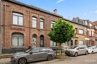 *Schrijf je in op de bezoekdag via www.polares.eu*<br /><br />Op zoek naar een betaalbare woning op een centrale ligging, mét ruimte en comfort? Dan is deze instapklare rijwoning op de Mechelsesteenweg 445 in het centrum van Herent absoluut een bezoek waard. Dankzij de uitstekende ligging woon je hier op wandel- en fietsafstand van winkels, scholen, openbaar vervoer en alle dagelijkse voorzieningen, met een vlotte verbinding naar Leuven en belangrijke invalswegen.<br /><br />De woning is volledig instapklaar en biedt verrassend veel ruimte met maar liefst vier volwaardige slaapkamers, ideaal voor gezinnen, thuiswerkers of wie gewoon graag wat extra plaats heeft. Binnen geniet je van een aangename woonbeleving met een praktische indeling en een gunstig EPC-label C, wat zorgt voor een energiezuiniger wooncomfort zonder onmiddellijke renovatieverplichtingen.<br /><br />Extra troef is de grote, praktische kelder die perfect dienst kan doen als extra opslagruimte, hobbyruimte of voorraadkelder. Buiten wacht een leuke, onderhoudsvriendelijke stadstuin waar je in alle rust kan genieten.<br /><br />Kortom: een ideale woning voor wie betaalbaar wil wonen op een toplocatie in Herent, zonder in te boeten aan ruimte of comfort.<br /><br />Interesse? Schrijf je vandaag zelf nog in voor de bezoekdag op zaterdag 13 juni via onze website www.polares.eu. Voor meer informatie of vragen, contacteer Marijke via marijke@polares.eu.