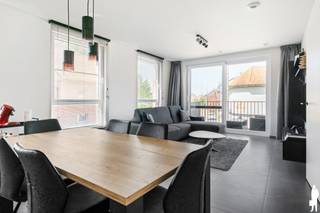 <p><strong>Energiezuinig 2-slaapkamerappartement (85 m²) met staanplaats op centrale locatie in Bornem<br /></strong>Op een centrale locatie in Bornem, in de Egied De Jonghestraat, bevindt zich dit verzorgde, instapklare en energiezuinige appartement met een bewoonbare oppervlakte van ca. 85 m².<br /><br />Het appartement beschikt over een aangename en lichtrijke leefruimte met aansluitende eetkeuken, een ruime hoofdslaapkamer en een tweede kamer die polyvalent kan worden ingericht als tweede slaapkamer, bureau, logeer- of kinderkamer. Dankzij de praktische indeling, het hedendaagse wooncomfort en de uitstekende energieprestatie vormt dit appartement een interessante opportuniteit voor zowel eigen bewoning als investering.<br /><br /><strong>Belangrijke kenmerken:</strong><br />- Ruim appartement met een bewoonbare oppervlakte van 85 m² en veel natuurlijk licht<br />- Twee kamers, waarvan de tweede polyvalent kan worden ingericht als slaapkamer, bureau, logeer- of kinderkamer<br />- Ruime leefruimte met aansluitende eetkeuken<br />- Badkamer met douche en dubbele wastafel<br />- Praktische wasruimte/berging<br />- Apart toilet<br />- Kwalitatieve ingemaakte kasten<br />- Privatieve autostaanplaats achteraan het gebouw, inbegrepen in de prijs<br />- Gemeenschappelijke fietsenberging (overdekt)<br />- Energiezuinig appartement met EPC-label A<br />- Ideaal voor eigen bewoning of als investering<br /><br /><strong>Technische kenmerken:</strong><br />- E-peil: E34<br />- Energieprestatie: 54 kWh/m²/jaar<br />- Ventilatiesysteem type D<br />- Elektrische keuring conform<br />- Vloerverwarming doorheen het volledige appartement<br /><br /><strong>Nabije omgeving:<br /></strong>- Zeer rustige ligging zonder druk doorgaand verkeer<br />- Groene omgeving met mooie wandelmogelijkheden langs de dijk en tussen de weilanden<br />- Vlotte verbinding richting de N16 en A12<br />- N16 bereikbaar in minder dan 10 minuten met de wagen<br />- Ruisbroek bevindt zich vlakbij en is vlot bereikbaar, op ca. 10 minuten fietsen<br />- Zowel Puurs als het centrum van Bornem zijn op ca. 15 minuten fietsen bereikbaar<br />- Ideale combinatie van rustig en groen wonen met een goede bereikbaarheid<strong><span><br /><br /></span></strong><strong>Indeling:</strong><br />Via de inkomhal bereikt u de verschillende ruimtes van het appartement. De lichtrijke woonkamer sluit aan op de ruime eetkeuken, waardoor beide ruimtes samen een aangenaam leefgedeelte vormen. Verder beschikt het appartement over twee kamers, een badkamer met douche en dubbele wastafel, een praktische bijkamer/berging en een apart toilet. Het aangeleverde grondplan bevestigt deze indeling en toont onder meer de woonkamer, eetkeuken, slaapkamer, tweede kamer, badkamer en bijkamer.<br /><br />Achteraan het gebouw beschikt het appartement bovendien over een privatieve autostaanplaats voor één wagen, inbegrepen in de prijs.<br /><br />Kortom, een instapklaar, energiezuinig en praktisch ingedeeld appartement met privatieve autostaanplaats op een centrale locatie in Bornem, ideaal voor wie op zoek is naar een comfortabele eigen woonst of een interessante vastgoedinvestering.<br /><br />Stedenbouwkundige inlichtingen in aanvraag.</p>
