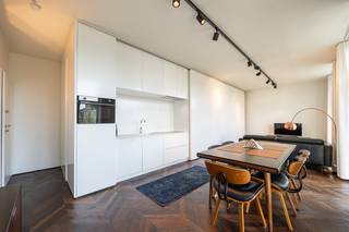 Op een toplocatie in hartje Antwerpen vinden we dit lichtrijke, gemeubelde appartement met een ruim terras.<br /><br /><strong>Locatie:</strong><br />Dit energiezuinig en volledig instapklaar appartement (55 m²) met ruim terras (8,5m²) en trendy meubels is gelegen in een recent gebouw op de 3e verdieping. Qua locatie bevinden we ons in de Cadixwijk omringd door heel wat nieuwe woonprojecten, water, groen en gezellige eetgelegenheden. Een heerlijke en rustige locatie om te wonen. <br /><br /><strong>Indeling:</strong><br />Bij het betreden van het appartement komt u meteen terecht in de aangename en lichtrijke leefruimte.  Vanuit de leefruimte heeft u rechtstreeks toegang tot het ruime terras. De open, volledig geïnstalleerde keuken sluit naadloos aan op de woonkamer, wat zorgt voor een ruimtelijk en open gevoel.<br />Het appartement beschikt over een praktische slaaphoek die door middel van een verschuifbare wand volledig kan worden afgesloten van de leefruimte.<br />Verder is er een moderne badkamer uitgerust met een ruime inloopdouche, een wastafelmeubel en ingebouwde kasten. Het toilet bevindt zich apart met een handenwasser.<br />Daarnaast beschikt het appartement over een praktische berging, voorzien van een wasmachine en droogkast.<br /><br />Tot slot treffen we op level -1 nog een aparte bergkamer (6 m²), een ruime autostaanplaats en 2 fietsenplaatsen, verplicht mee te huren voor € 125/maand.<br />Gemeenschappelijke kosten  € 170/maand en provisie € 50/maand.<br /><br />Neem contact op voor een bezichtiging via 0483 51 30 01 of mail naar ruzanna@wellimmo.net.