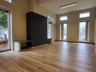 <p>De kantoorruimte heeft een oppervlakte van 150m² en is gelegen in een zijstraat van de Kortrijksesteenweg, in de nabijheid van de Sterre en Flanders expo. De kantoorruimte heeft een goede verbinding met verschillende invalswegen.<br /><br />Bij het binnenkomen komt u terecht in een gemeenschappelijke inkomhal met de aanwezigheid van een gemeenschappelijke wachtzaal. Zowel voor- als achteraan het gebouw is er voldoende parkeergelegenheid en voldoende gelegenheid openbaar vervoer in de nabijheid. Dit kantoor is gelegen zowel op het gelijkvloers, als de 1ste verdieping en heeft een aparte ingang. Op het gelijkvloers bevindt zich links een kantoorruimte en aan de rechterzijde de ingerichte keuken met berging (aansluiting voor koelkast aanwezig). Op de 1ste verdieping bevinden zich 2 aparte kantoorruimten en een nis.<br /> </p>
<p>Huurprijs: 1400€ + 350 vaste kosten (inclusief OV, verwarming, werkingskosten, ...)<br /> </p>
<p>Interesse? Contacteer nu Immo Francis De Meester !</p>