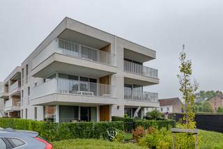 Dit recente appartement werd opgeleverd in 2023 en is voorzien van alle luxe en hedendaags comfort. Zo beschikt dit appartement onder andere over een BVO van 80 m² en een EPC-score van 45 kWh/(m² jaar).<br /><br />Qua indeling is er een inkomhal voorzien met gastentoilet, die leidt naar de ruime en lichtrijke leefruimte met open, geïnstalleerde keuken, die naadloos aansluit op het ruime terras.<br />De inkomhal is tevens voorzien van een maatwerkkast met legplanken en kapstokruimte. <br />Verder is er één ruime slaapkamer voorzien met ingemaakte kledingkast, een badkamer met inloopdouche en dubbele lavabo én een berging met onder andere aansluitingen voor de wasmachine en droogkast.<br /><br />Dit appartement is technisch volledig in orde en voorzien van onder andere vloerverwarming, een E-peil onder de 30, een conforme elektrische keuring, ventilatiesysteem type D, (zonne)screens met afstandsbediening aan alle ramen voorzien, extra stopcontacten ingewerkt in de vloer, ... . <br />Het appartement wordt gemeubeld aangeboden.<br /><br />Bij het appartement horen een ondergrondse autostaanplaats, een bovengrondse autostaanplaats én een kelderberging voor extra stockage, allen inbegrepen in de vraagprijs.<br />Er is eveneens een gemeenschappelijke fietsenstalling voorzien. <br /><br />De ligging, zowel in het centrum van de gemeente als aan de Schelde, is uitzonderlijk te noemen. Winkels, horeca ... bevinden zich op wandelafstand.<br />De nabijheid van de Schelde zorgt voor eindeloos fiets-, loop- en wandelplezier.<br /><br />Ook het mobipunt, het treinstation van Gavere-Asper, alsook de verbindingsweg N60, zorgen voor een vlotte bereikbaarheid richting Oudenaarde en Gent.<br /><br />Kortom, bent u op zoek naar een hedendaags appartement, voor eigen bewoning of als investering? Dan nodigen wij u graag uit voor een vrijblijvend bezoek ter plaatse.