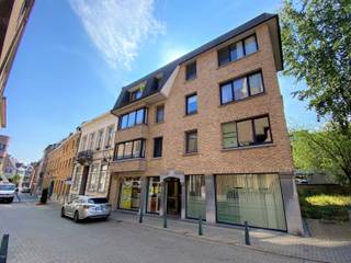 Immo Pické biedt U dit appartement aan gelegen op de derde verdieping (met lift) van een gebouw gelegen in het centrum van Halle. Door zijn ligging...