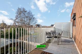 Dit gezellig appartement is gelegen in een rustige buurt te Bredene. Op wandelafstand heeft u alle faciliteiten alsook de duinen en de zee. Tevens heeft u op 900meter een subtropisch zwembad (Lago) alsook op 500 meter een tramhalte. <br /><br />Het appartement bevindt zich op de eerste verdieping. Het betreft een kleinschalige residentie zonder lift, waardoor de maandelijkse lasten beperkt zijn! <br /><br />Dit appartement is volledig gerenoveerd in 2024 en is ideaal als vaste woonst of voor vakantie verhuur. <br /><br />Binnenin is er een grote keuken met eethoek. In de badkamer is er een douche, lavabo en toilet. De eetkamer kan tevens aangepast worden naar een volwaardige, tweede slaapkamer. <br /><br />Het appartement heeft een zeer ruim terras (zuidgericht) van waaruit er fraaie verzichten zijn en u van de nodige zonne-uren kunt genieten. <br /><br />Tot slot is er een handige gemeenschappelijke fietsenberging alsook een privatieve staanplaats voor de deur!<br /><br />Bent u op zoek naar een perfecte uitvalsbasis aan de kust? Aarzel dan niet en neem contact op voor meer info of een afspraak. <br /><br />