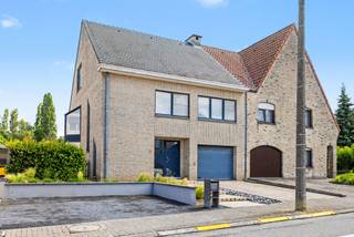 Bent u op zoek naar een ruime gezinswoning met uitbreidingsmogelijkheden op een rustige, maar vlot bereikbare locatie? Dan is deze halfopen bebouwing in Liedekerke zeker een bezoek waard. De woning beschikt op het gelijkvloers een grote inkomhal met vestiaire, een ruime en lichtrijke leefruimte met directe toegang tot het aangename zonneterras en de tuin met zicht op groen. Daarnaast vindt u een grote woonkeuken met aansluitende berging, ideaal voor extra opbergruimte. 
Op de eerste verdieping bevinden zich drie volwaardige slaapkamers , evenals een ruime badkamer. De zolder biedt bovendien de mogelijkheid om twee extra slaapkamers of een hobbyruimte te creëren. Ruimte genoeg voor het plaatsen van een vaste tap.
Verder beschikt de woning over een grote garage en geniet ze van een rustige ligging, terwijl winkels, scholen, invalswegen en het station van Liedekerke (op slechts 2,8 km) vlot bereikbaar zijn.
Interesse? Contacteer Sophie voor meer informatie of een bezoek via 0496 71 50 59.