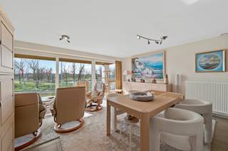 <p>Op de eerste verdieping van een verzorgd en recent gebouw bevindt zich dit aangename appartement met twee slaapkamers en een ruim terras met open zicht op het groen en de waterpartij.</p>
<p>De leefruimte geniet van grote raampartijen over de volledige breedte, waardoor het appartement bijzonder lichtrijk aanvoelt en een sterk gevoel van ruimte creëert. Vanuit de woonkamer heeft u rechtstreeks toegang tot het terras aan de voorzijde, waar u geniet van een open uitzicht over de omgeving en de waterpartij.</p>
<p>De open keuken sluit naadloos aan bij de leefruimte en is modern en functioneel ingericht met diverse ingebouwde toestellen en voldoende werk- en opbergruimte. Aansluitend bevindt zich een praktische berging met aansluiting voor wasmachine en droogkast, evenals de technische installaties.</p>
<p>Via de inkomhal bereikt u het nachtgedeelte met twee volwaardige slaapkamers. De badkamer is verzorgd ingericht en beschikt over een ligbad en een dubbele wastafel. Daarnaast is er een afzonderlijk gastentoilet voorzien.</p>
<p>Het appartement is gelegen vlakbij het gekende Kennedy-rondpunt, een centrale locatie bij het binnenrijden van Oostende met een vlotte verbinding naar het centrum, de kust en de belangrijkste invalswegen.<br /><br /></p>
<p><strong>Troeven van dit appartement</strong></p>
<ul>
<li>Lichtrijke leefruimte met brede raampartijen</li>
<li>Open keuken met moderne afwerking</li>
<li>Ruim terras met open zicht op het groen en de waterpartij</li>
<li>Praktische berging in het appartement</li>
<li>Mogelijkheid tot aankoop van een garage in het gebouw</li>
<li>Centrale ligging vlakbij het Kennedy-rondpunt</li>
</ul>