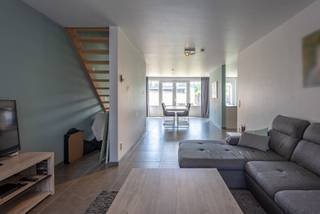 Bent u op zoek naar een volledig instapklare woning met vijf slaapkamers en een oprit voor drie wagens?Dan is deze woning precies wat u zoekt!We...